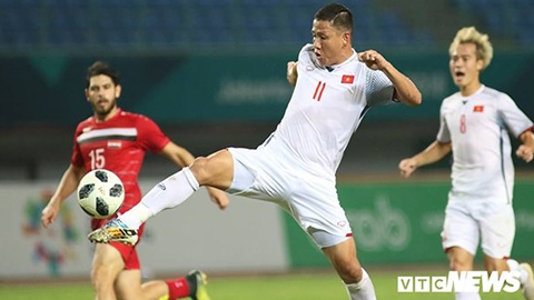 Cầu thủ Anh Đức bấm bóng kỹ thuật chạm xà ngang Olympic Syria trước khi Văn Toàn ấn định chiến thắng 1-0. 