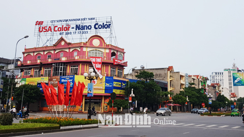 Biển quảng cáo sơn ngoài trời trên đường Đông A (TP Nam Định) với kết cấu khung sắt được lắp đặt trên nóc công trình.