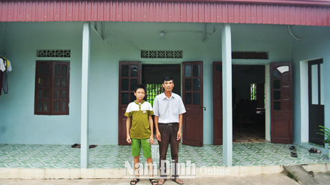 Gia đình anh Nguyễn Thái Bình ở xóm 2 Quần Liêu, xã Nghĩa Sơn bên căn nhà mới đảm bảo “3 cứng” được hỗ trợ kinh phí xây dựng theo Quyết định 22/2013/QĐ-TTg của Chính phủ.