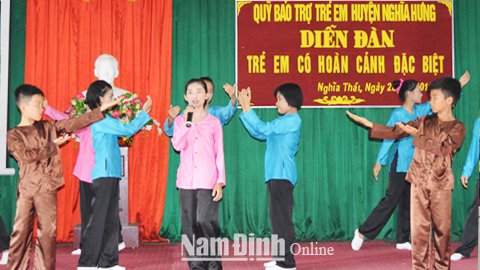 Chương trình biểu diễn văn nghệ của học sinh Trường THCS Nghĩa Thái tại diễn đàn 