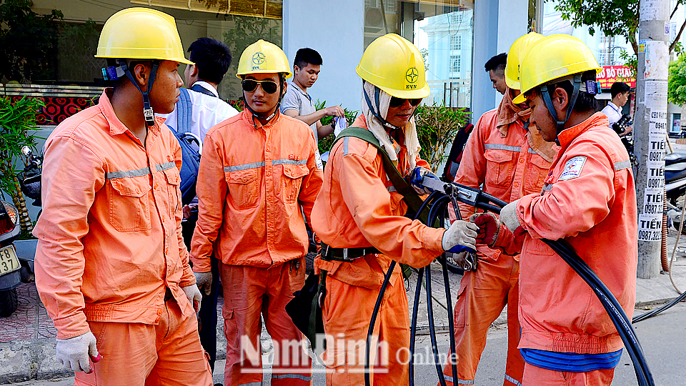 Công nhân Điện lực Thành phố Nam Định lắp đặt tuyến cáp mới tại  khu tái định cư hồ Hàng Nan, phường Lộc Vượng.
