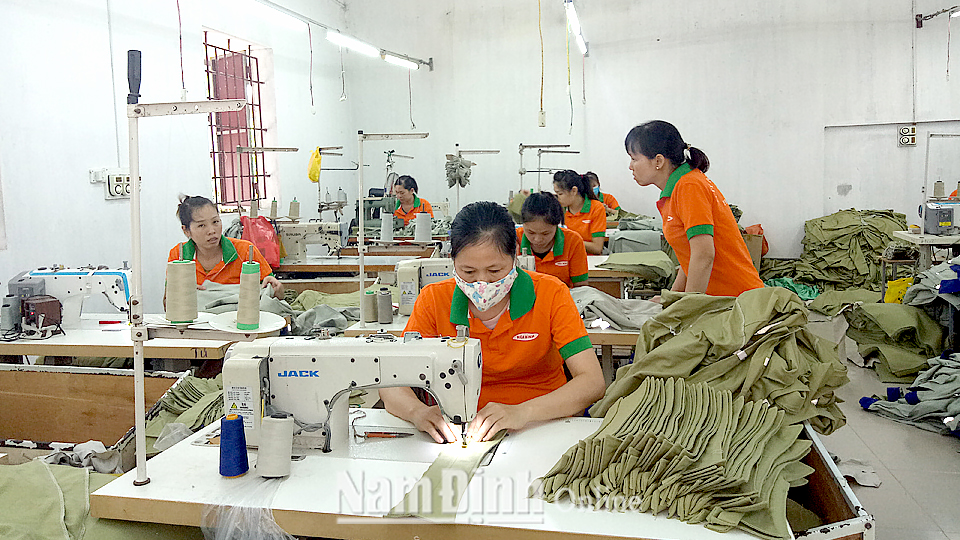 Sản xuất sản phẩm may xuất khẩu tại Cty TNHH Phương Ngọc (TP Nam Định).