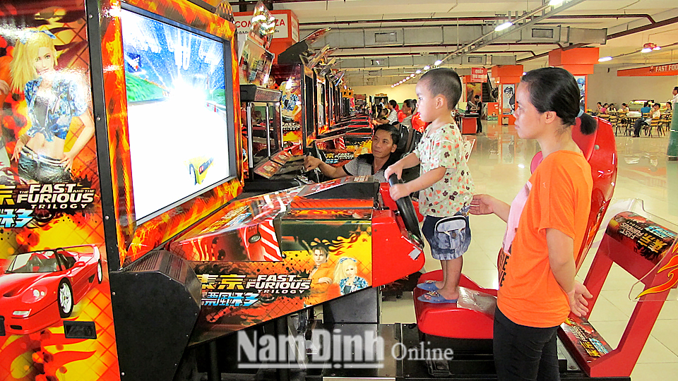 Nhiều phụ huynh cho con em tham gia những trò chơi không phù hợp với độ tuổi tại Siêu thị Micom Plaza (TP Nam Định).