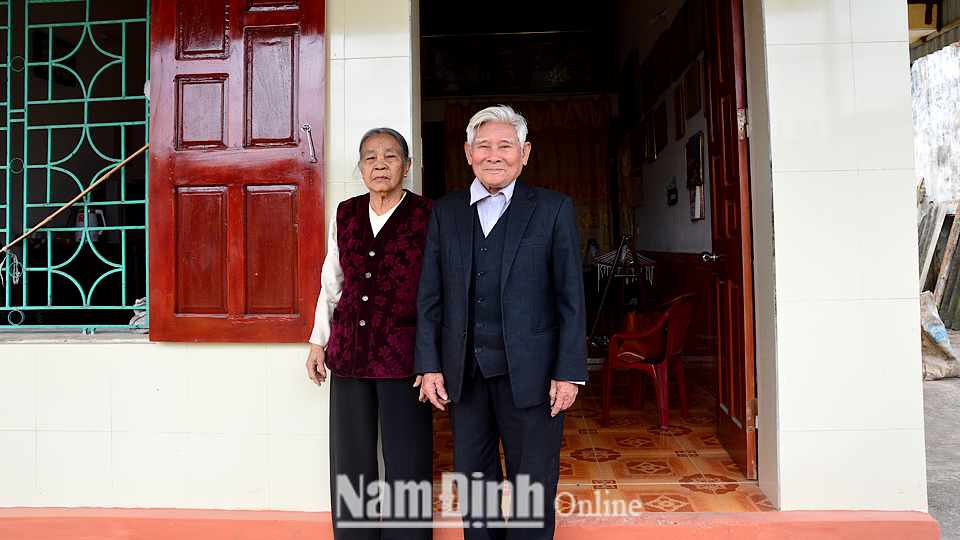 Ông Đinh Quang Thiêm, 89 tuổi, thương binh 3/4, cán bộ tiền khởi nghĩa, ở xóm An Thành được Cục Đối ngoại (Bộ Quốc phòng) đã hỗ trợ 70 triệu đồng xây căn nhà mới.