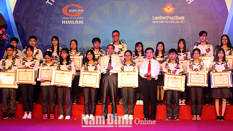 Đồng chí Phạm Đình Nghị, Phó Bí thư Tỉnh ủy, Chủ tịch UBND tỉnh trao thưởng cho học sinh đạt giải trong các kỳ thi học sinh giỏi quốc gia, quốc tế.