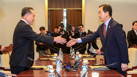 Bộ trưởng Bộ Thống nhất Hàn Quốc Cho Myoung-gyon (bên phải) bắt tay Chủ tịch Ủy ban Hòa bình thống nhất Tổ quốc của Triều Tiên Ri Son-kwon (bên trái) tại cuộc họp cấp cao song phương diễn ra ngày 1-6 tại làng đình chiến Panmunjom. Ảnh: The Hankyoreh