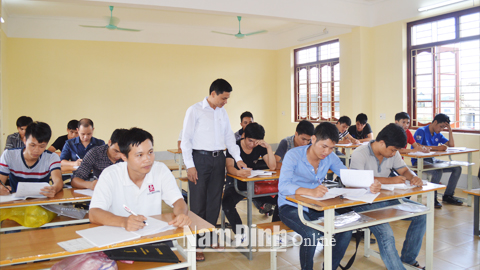Lớp dạy tiếng Hàn Quốc cho người lao động tại Trung tâm Dịch vụ việc làm tỉnh.