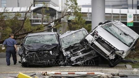 Các phương tiện bị hư hại khi bão Jebi đổ bộ vào Osaka, miền tây Nhật Bản ngày 4/9. Ảnh: KYODO/TTXVN