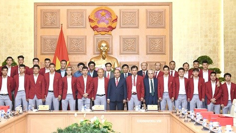Thủ tướng cùng đội tuyển Olympic bóng đá nam tham dự ASIAD. 