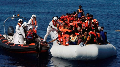 Cứu người di cư trên Ðịa Trung Hải. Ảnh: Reuters