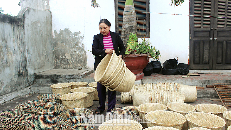 Chị Nguyễn Thị Hải, xã Nghĩa Lâm với mô hình sản xuất cói xuất khẩu tạo việc làm cho hàng trăm lao động nữ tại địa phương.