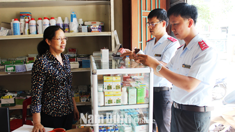 Lực lượng chức năng kiểm tra một cơ sở kinh doanh thuốc thú y trên địa bàn Thành phố Nam Định.
