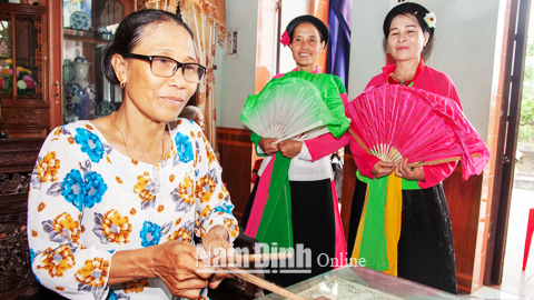 Bà Nguyễn Thị Hiên (bên trái) xóm Đề Thám, xã Trực Cường, huyện Trực Ninh đang hướng dẫn các thành viên trong đội văn nghệ hát chèo.