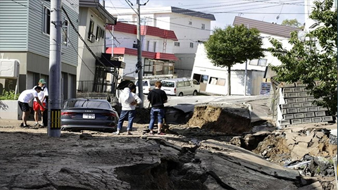 Một khu vực tại TP Sapporo nằm trên đảo Hokkaido ở phía bắc Nhật Bản bị "tàn phá" bởi trận động đất ngày 6-9. Ảnh: Kyodo/Reuters