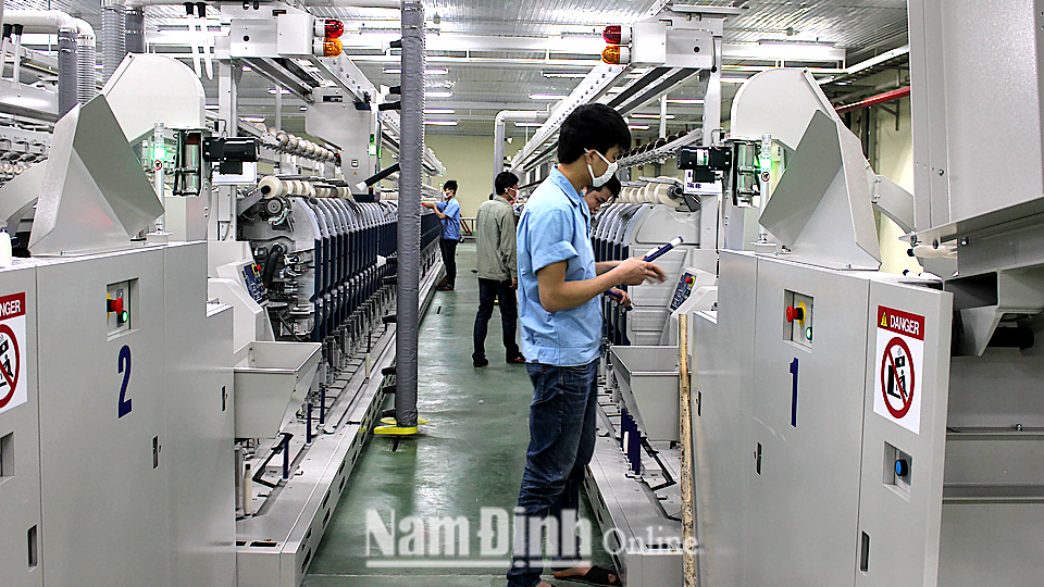 Sản xuất sợi nguyên liệu phục vụ công nghiệp dệt may tại Nhà máy Sợi (Tổng Cty CP Dệt may Nam Định).