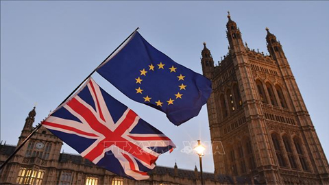 Cờ Anh (phía dưới) và cờ EU (phía trên) tại thủ đô London, Anh. Ảnh: AFP/TTXVN