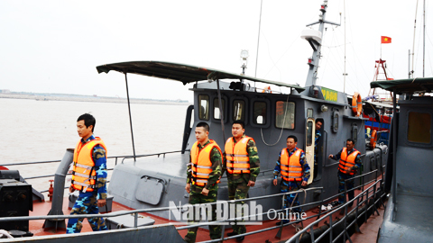 Cán bộ, chiến sĩ Hải đội 2 (BĐBP tỉnh) tuần tra, kiểm soát bảo đảm an toàn vùng biển trong mùa mưa bão.