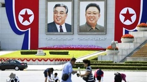 Quảng trường Kim Nhật Thành được trang hoàng chào mừng Quốc khánh Triều Tiên. Ảnh: Kyodo
