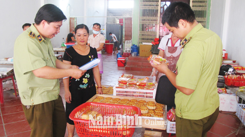 Lực lượng Quản lý thị trường kiểm soát điều kiện sản xuất, kinh doanh bánh Trung thu tại huyện Vụ Bản.
