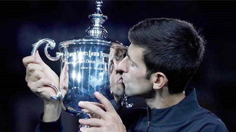 Novak Djokovic hạnh phúc bên chiếc cúp vô địch Mỹ mở rộng 2018. 