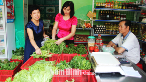 Tại một cửa hàng kinh doanh thực phẩm sạch trên địa bàn Thành phố Nam Định.