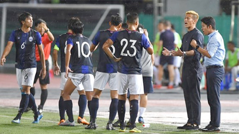 HLV Keisuke Honda (áo sơ mi đậm) nhắc nhở các học trò trong trận đấu với ĐT Malaysia. 