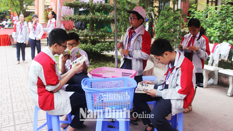 Học sinh Trường THCS Trần Đăng Ninh (TP Nam Định) đọc sách tại 