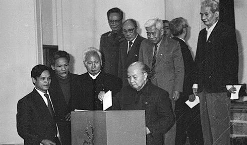 Tổng Bí thư Trường Chinh và các lãnh đạo cấp cao bỏ phiếu tại Đại hội VI. Ảnh tư liệu