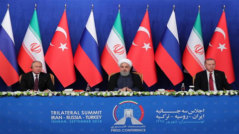 Trong ảnh (từ trái sang): Tổng thống Nga Vladimir Putin, Tổng thống Iran Hassan Rouhani và Tổng thống Thổ Nhĩ Kỳ Recep Tayyip Erdogan trong cuộc họp báo chung tại Hội nghị thượng đỉnh ba bên về Syria ở Tehran (Iran) ngày 6/9. Ảnh: AFP/TTXVN