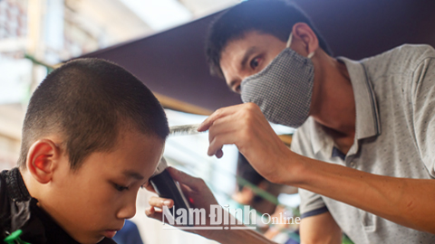Anh Đào Ngọc Nam (TP Nam Định) sinh ra trong gia đình có 3 đời làm nghề cắt tóc.