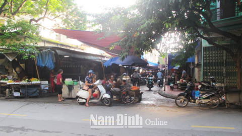 Người dân nhộn nhịp mua sắm tại chợ Hoàng Ngân, phường Phan Đình Phùng (TP Nam Định).