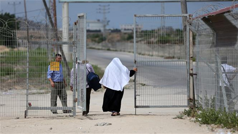 Người dân Palestine qua cửa khẩu Erez ở Beit Hanun, phía bắc Dải Gaza ngày 27/8. Ảnh tư liệu: AFP/TTXVN