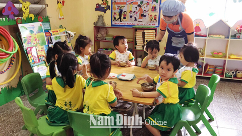 Bữa ăn bán trú của các cháu Trường Mầm non Nam Đào, Thị trấn Nam Giang (Nam Trực).