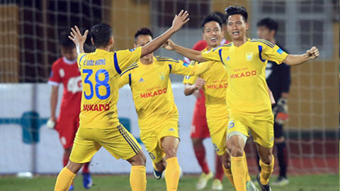 Niềm vui của các cầu thủ Nam Định trong trận đấu với Thanh Hóa
