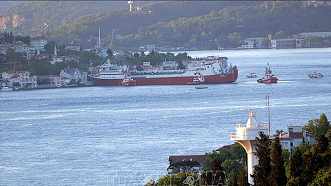 Tàu thuyền di chuyển trên Eo biển Bosporus, Istanbul, Thổ Nhĩ Kỳ. Ảnh: AFP/TTXVN