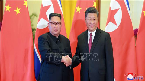 Chủ tịch Trung Quốc Tập Cận Bình (phải) và Nhà lãnh đạo Triều Tiên Kim Jong-un (trái) tại cuộc gặp ở Bắc Kinh ngày 19/6. Ảnh: YONHAP/TTXVN