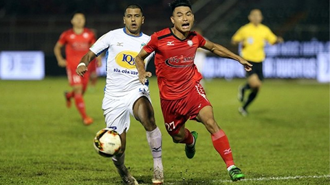 TP Hồ Chí Minh (áo đỏ) là đội duy nhất trong nhóm bốn đội cuối bảng có được thắng lợi ở vòng này.