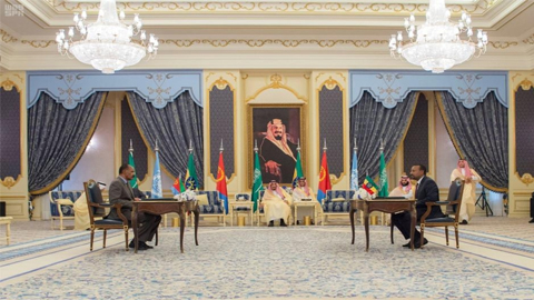 Thủ tướng Abiy (bên phải) và Tổng thống Afwerki trong lễ ký kết tại Jeddah, A-rập Xê-út, ngày 16-9. (Ảnh: Hãng thông tấn A-rập Xê-út/Reuters)