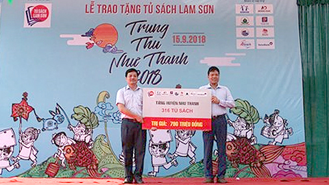 Đại diện Tủ sách Lam Sơn trao tặng 314 tủ sách, trị giá hơn 790 triệu đồng cho các trường tiểu học tại huyện Như Thanh.