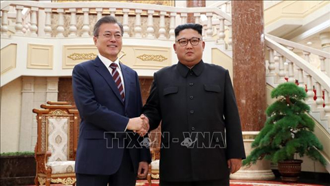 Nhà lãnh đạo Triều Tiên Kim Jong-un (phải) và Tổng thống Hàn Quốc Moon Jae-in tại cuộc hội đàm thượng đỉnh ở Bình Nhưỡng ngày 18/9/2018. Ảnh: THX/TTXVN