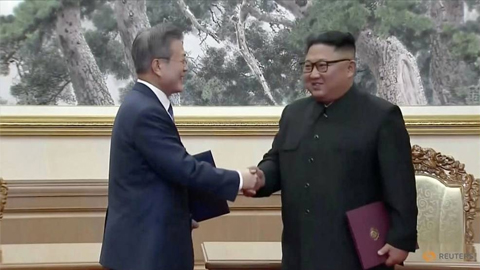 Hai nhà lãnh đạo bắt tay nhau sau khi ký tuyên bố chung. (KBS/REUTERS TV)