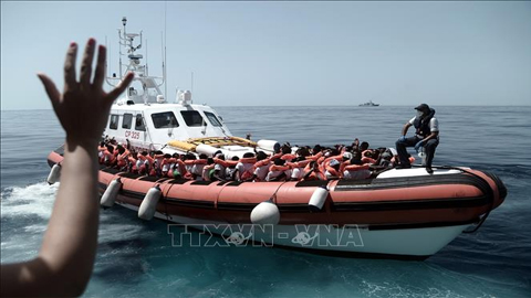 Tàu chở người di cư vừa được cứu ở ngoài khơi Libya, trên Địa Trung Hải. Ảnh: AFP/TTXVN