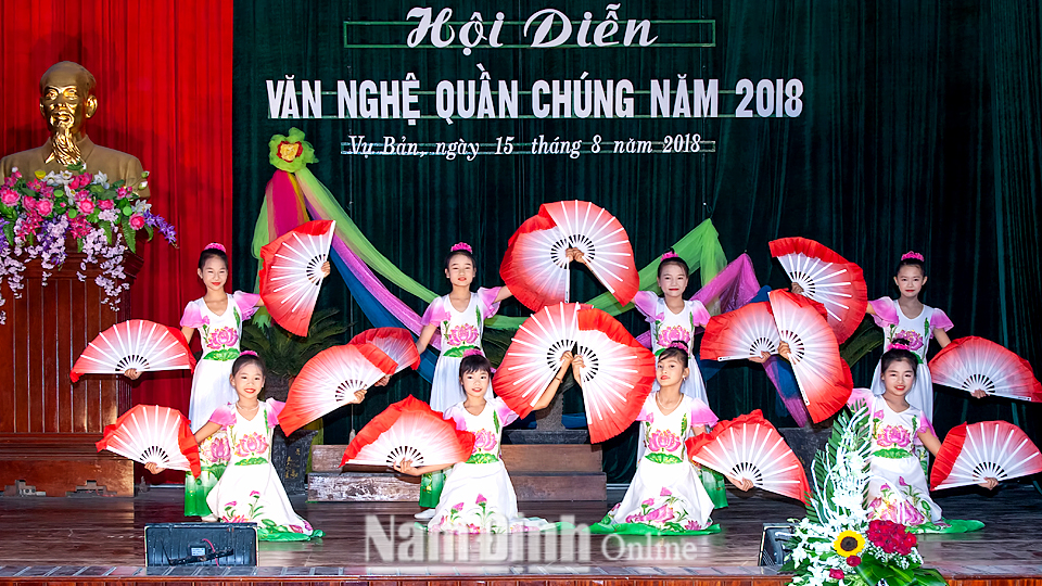 Tiết mục múa “Người về thăm quê” của đội văn nghệ xã Tân Khánh biểu diễn tại Hội diễn văn nghệ quần chúng huyện Vụ Bản năm 2018.