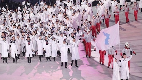 Đoàn thể thao liên Triều diễu hành chung dưới một lá cờ mang hình bán đảo Triều Tiên thống nhất tại lễ khai mạc Olympic mùa đông PyeongChang 2018 hồi tháng 2 vừa qua.