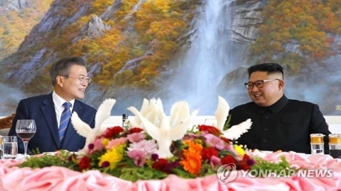 Nhà lãnh đạo Triều Tiên Kim Jong-un và Tổng thống Hàn Quốc Moon Jae-in trò chuyện trong khi dùng bữa tại nhà hàng Okryugwan, Bình Nhưỡng, ngày 19-9-2018. (Ảnh: Yonhap)