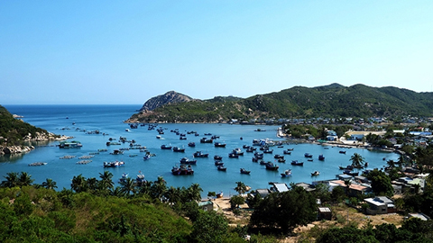Vẻ đẹp của vịnh Vĩnh Hy - một trong những điểm đến của tỉnh Ninh Thuận thu hút đông du khách.