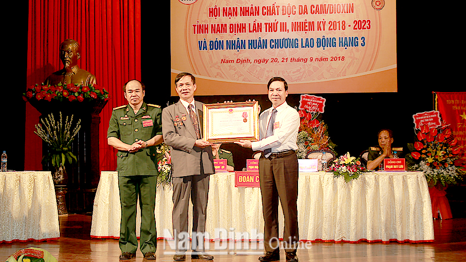 Đồng chí Trần Văn Chung, Phó Bí thư Thường trực Tỉnh ủy, Chủ tịch HĐND tỉnh trao Huân chương Lao động hạng Ba cho Hội Nạn nhân CĐDC/đi-ô-xin tỉnh.