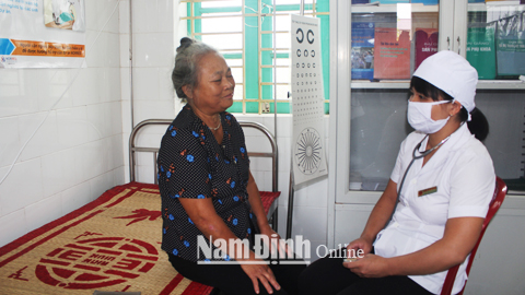 Trạm Y tế xã Xuân Hồng (Xuân Trường) tổ chức KCB, chăm sóc sức khoẻ định kỳ cho người cao tuổi.