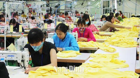 Sản xuất trang phục xuất khẩu tại Cty TNHH KIARA Việt Nam, Thị trấn Cát Thành (Trực Ninh).