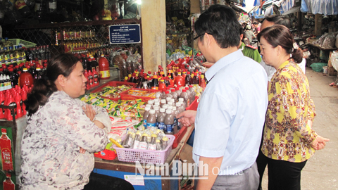 Đoàn thanh tra, kiểm tra liên ngành của tỉnh kiểm tra công tác ATTP tại chợ Mỹ Tho (TP Nam Định).